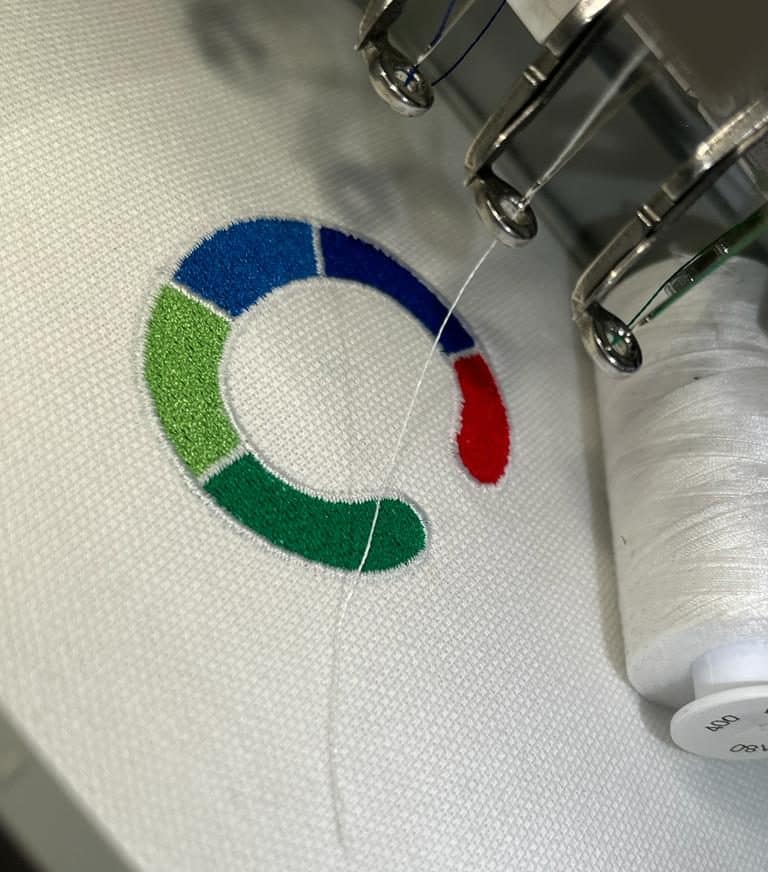 broderie aumer textile gros plan